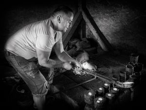 212-c Fotograf  Leif Alveen  -  Traditional bellmaking  